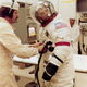Astronauta haciendo uso del velcro. WC